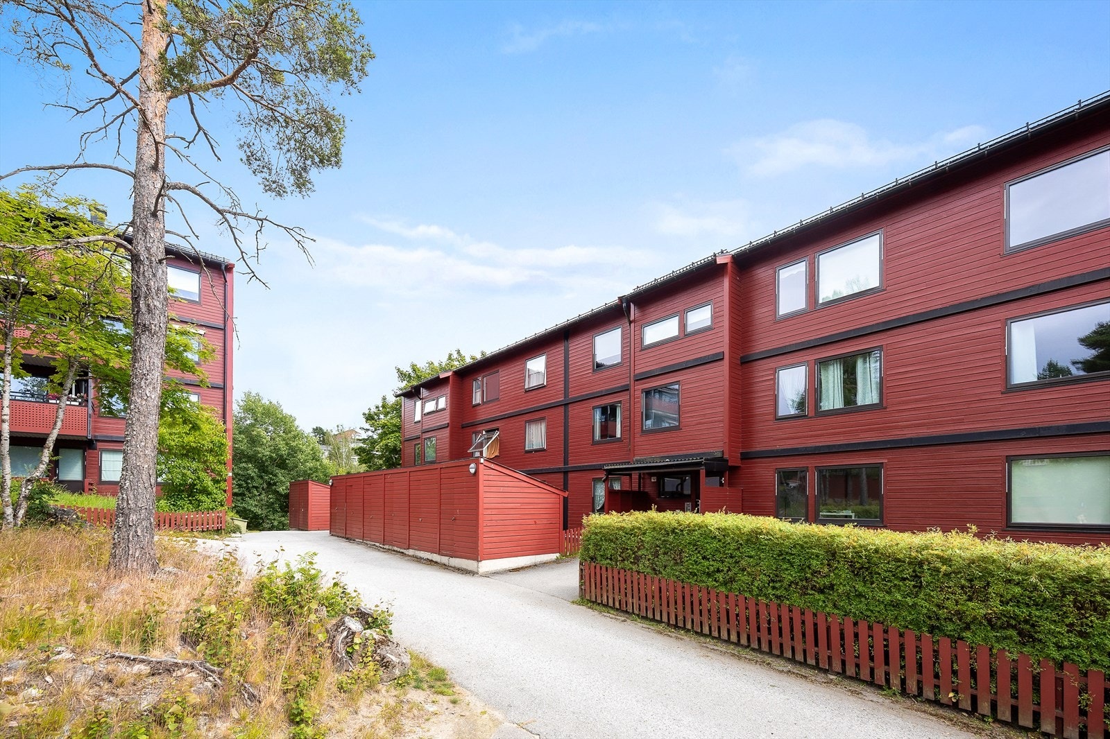 Det er gangavstand til offentlig kommunikasjon og gode servicetilbud Galleribilde