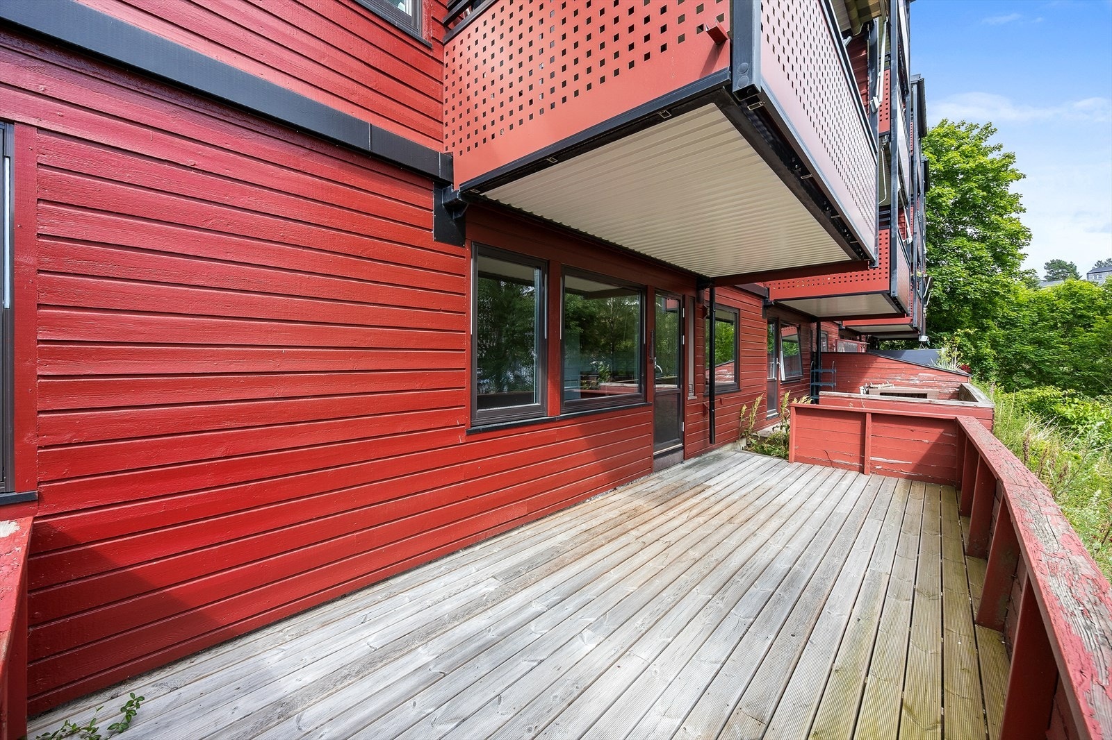 Meget romslig og delvis overbygd terrasse på hele 18 m² Galleribilde