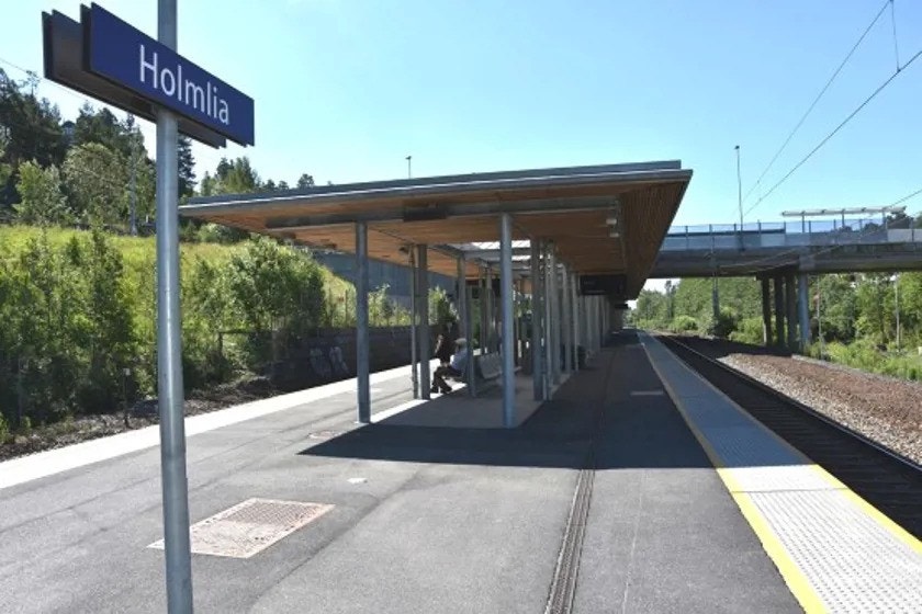 Holmlia togstasjon bare en liten spasertur fra boligen. Herfra tar toget deg til Oslo S på bare 14 minutter! Dessuten går toget hver halvtime fra kl 0700 til 0030 Galleribilde