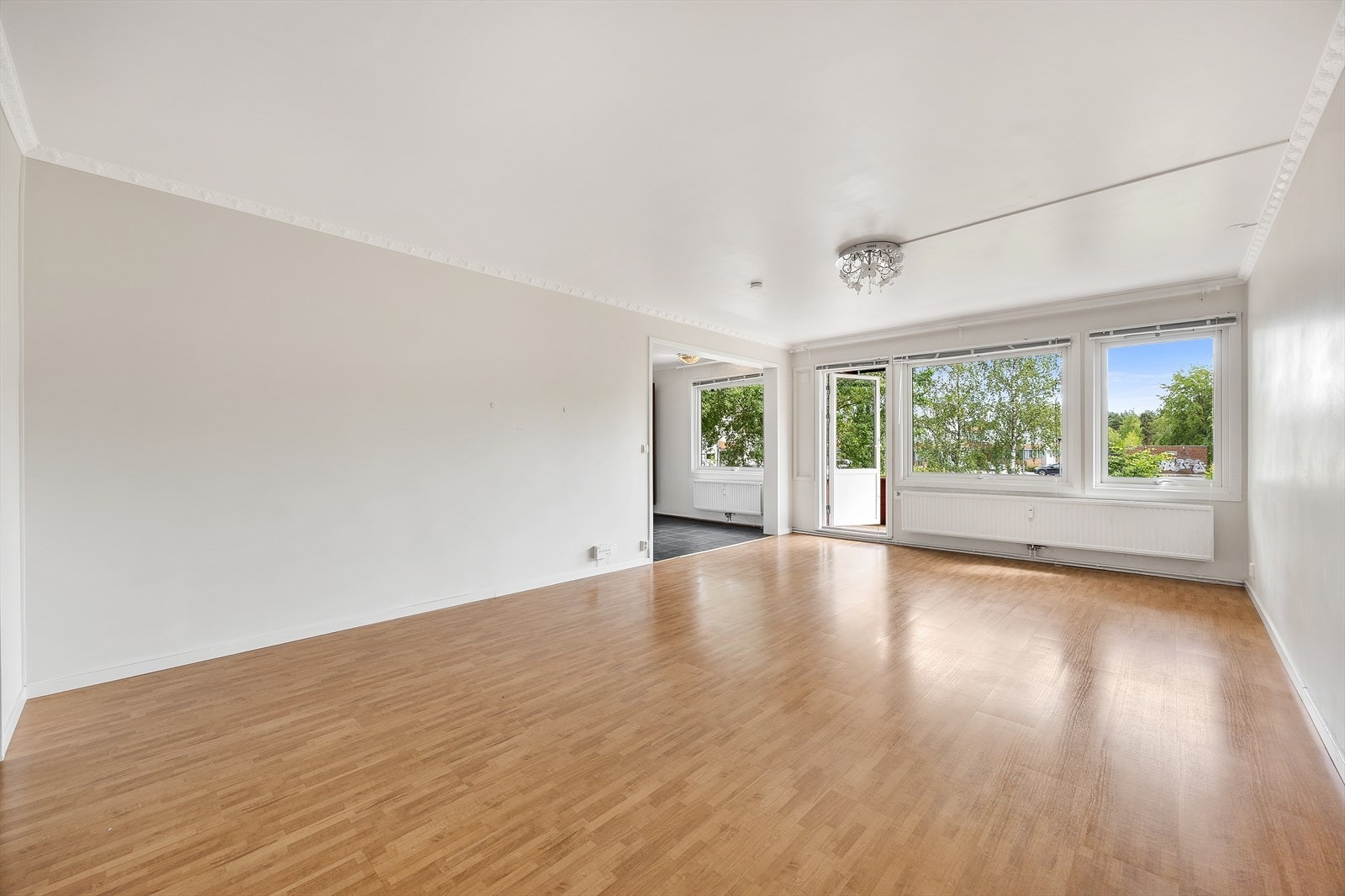 Overflatene er lysmalte og gulvet er belagt med laminat Galleribilde