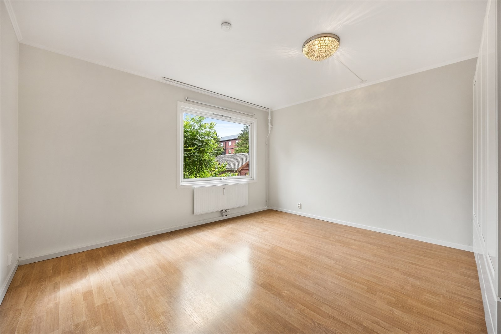 Her er det god plass til dobbeltseng, nattbord, kommode og skrivepult Galleribilde
