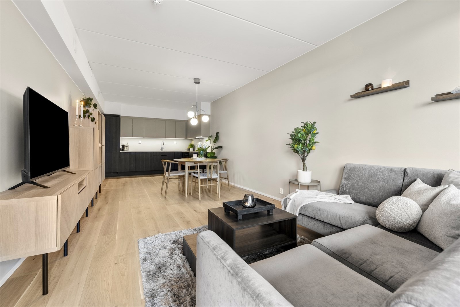 Rommet byr på mange innredningsmuligheter, og har god plass til stor sofaseksjon og tv-møbel i den ene enden. Galleribilde