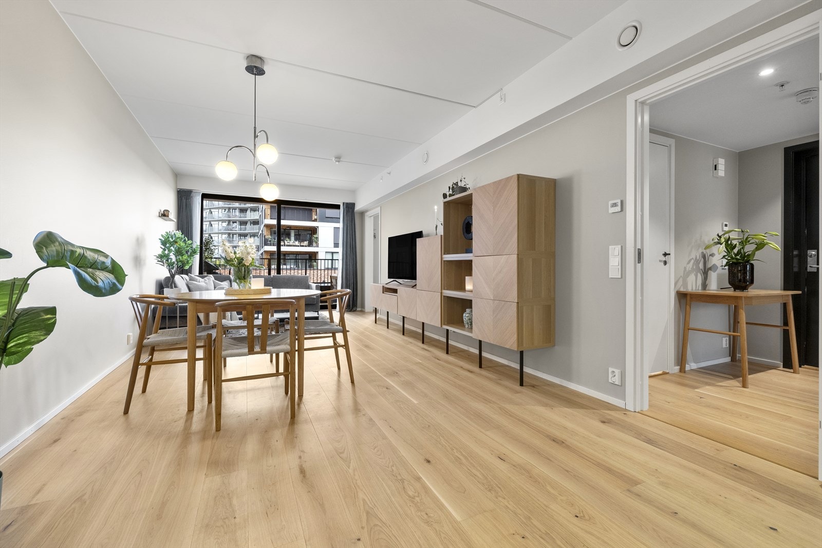 Det er lun vannbåren gulvvarme i leiligheten, samt godt inneklima via balansert ventilasjon. Galleribilde