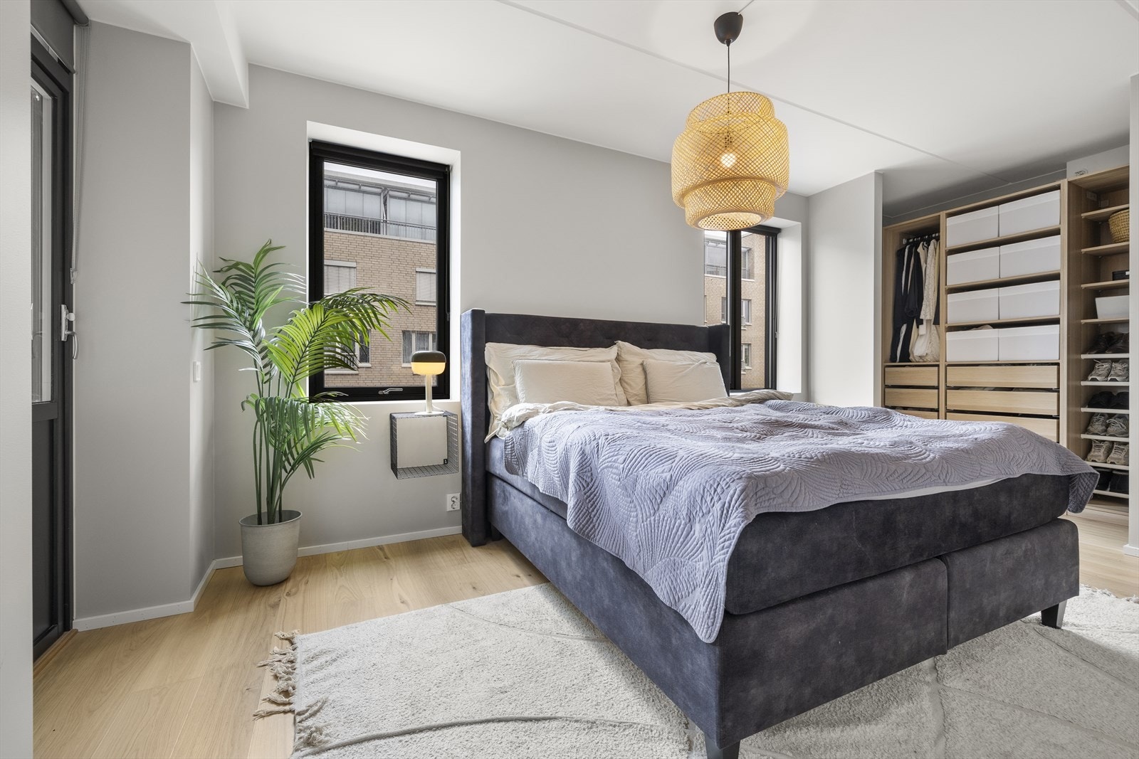 Leiligheten har to soverom. Hovedsoverommet er romslig med plass til både dobbeltseng med tilhørende nattbord, og en walk-in garderobe. Galleribilde