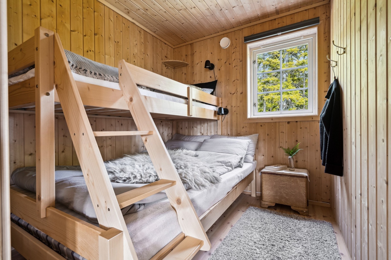 Koselig soverom på 4,9 kvm med en praktisk løsning med en køyeseng for flere soveplasser. Galleribilde