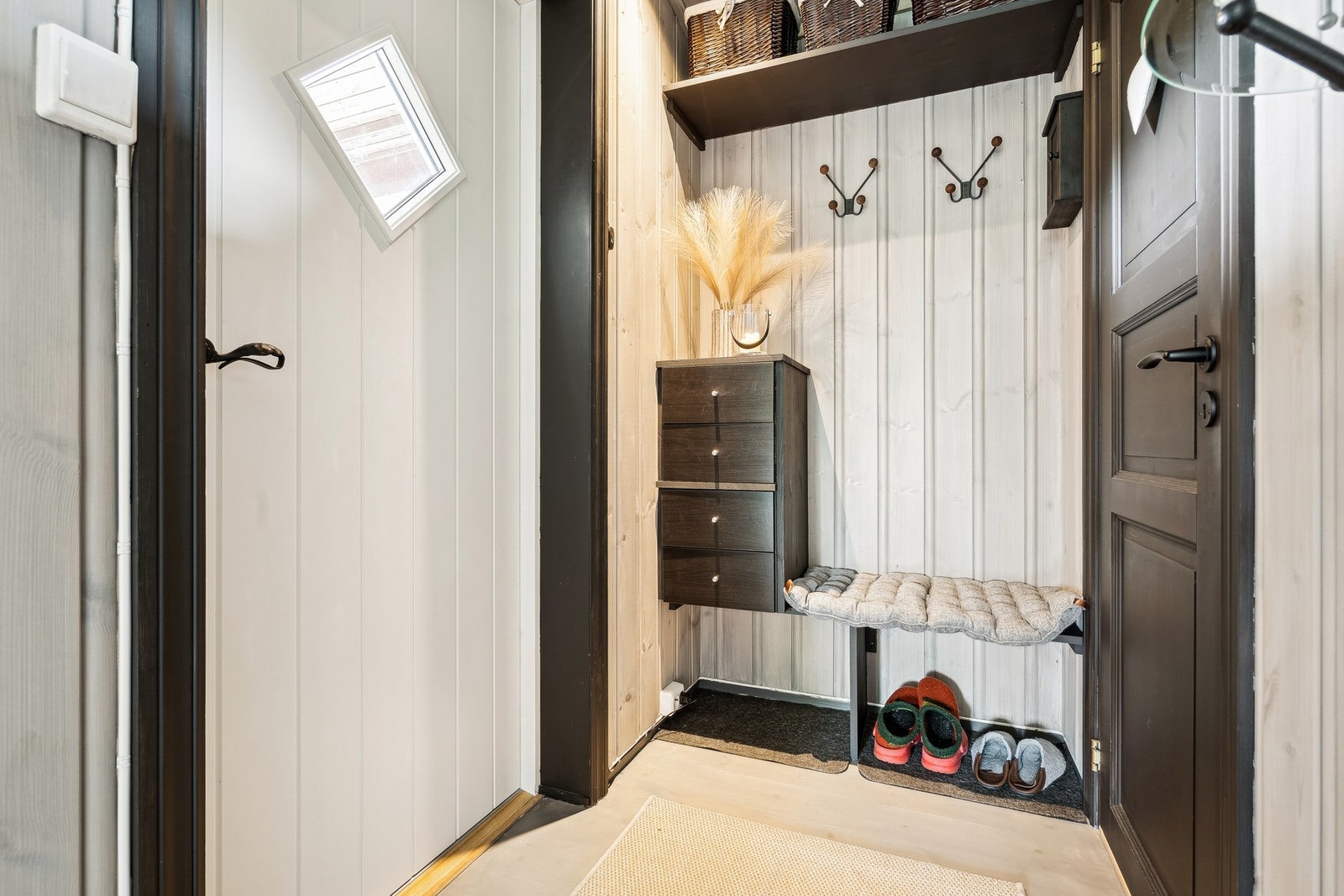 Gang/entre på 3,2 kvm som gir rom for sko- og klesoppbevaring. Galleribilde