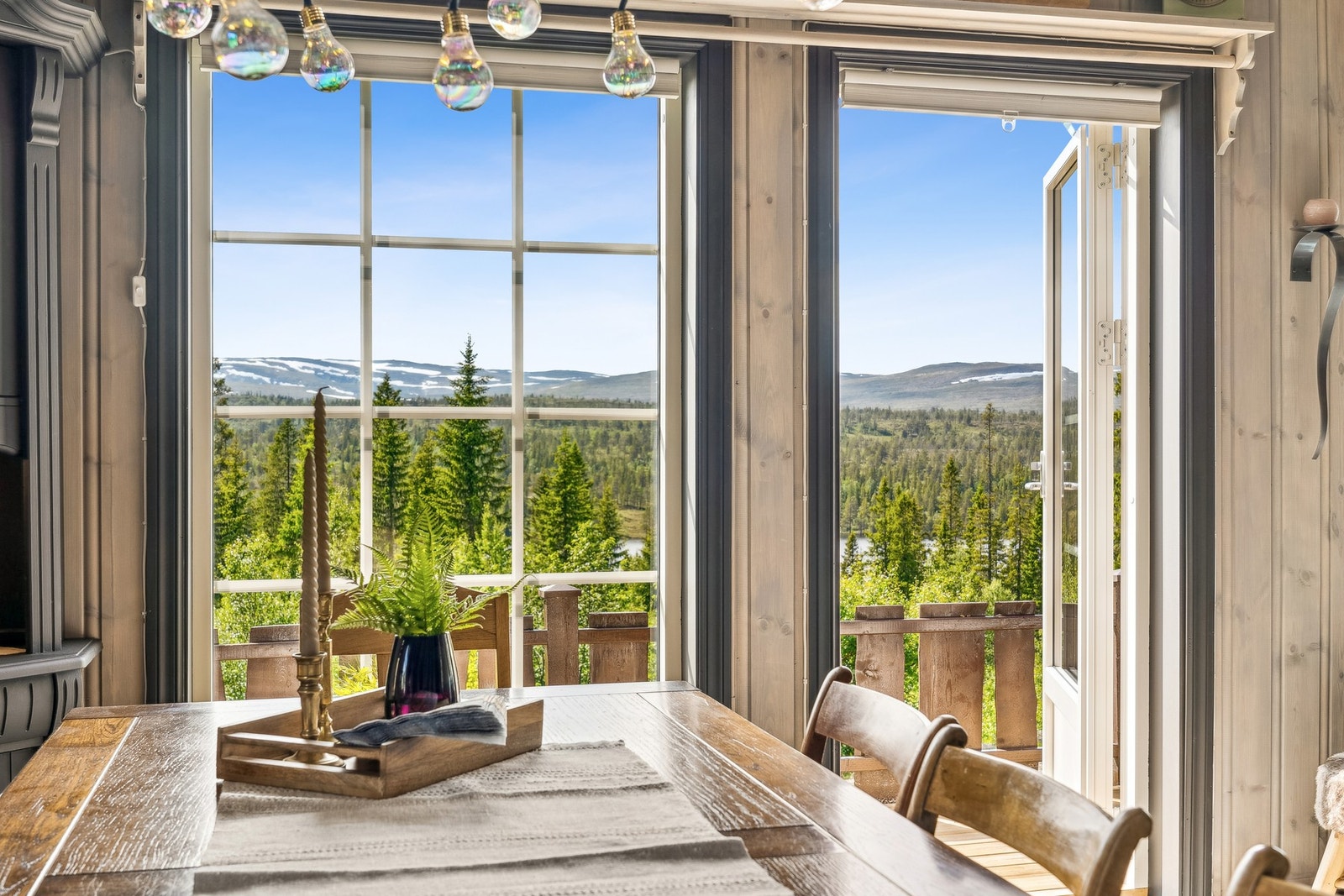 Store vindusposter som gir rikelig med naturlig lysinnslipp, og en praktisk utgang til terrasse fra stue. Galleribilde