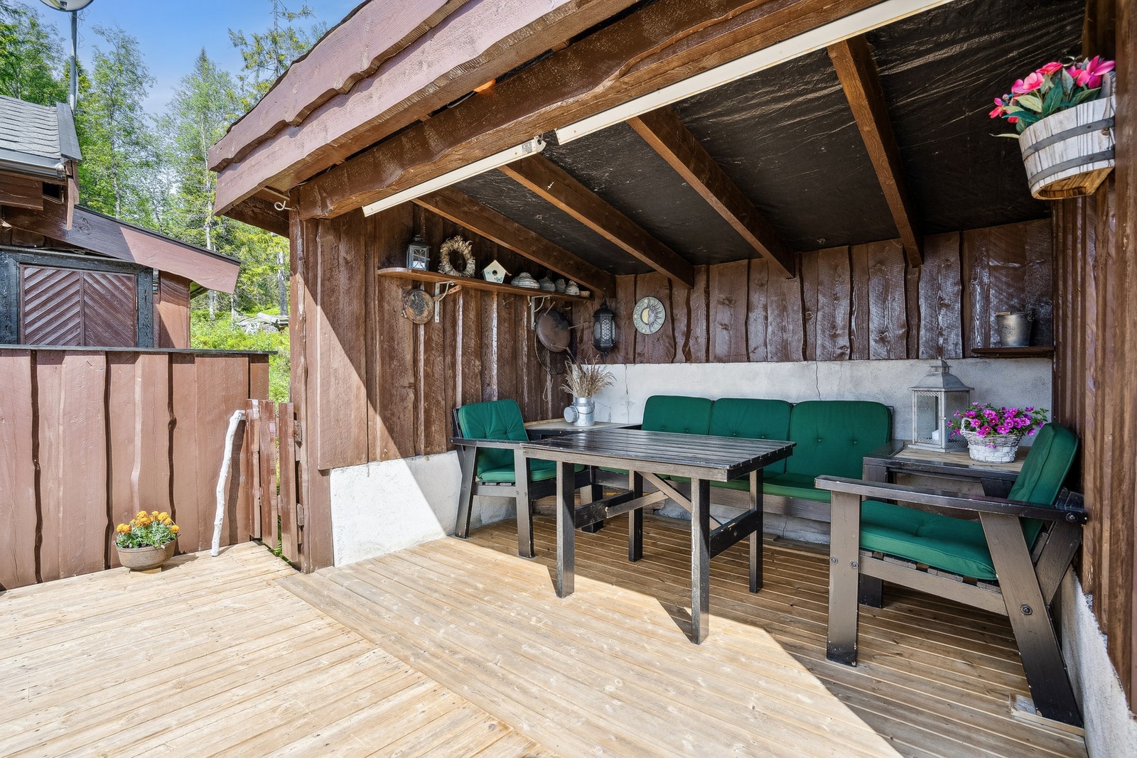 Verandaen gir muligheten til å innrede i flere sittegrupper, som i denne gapahuken. Her kan du nyte friskluften i all slags vær med ly over hode Galleribilde