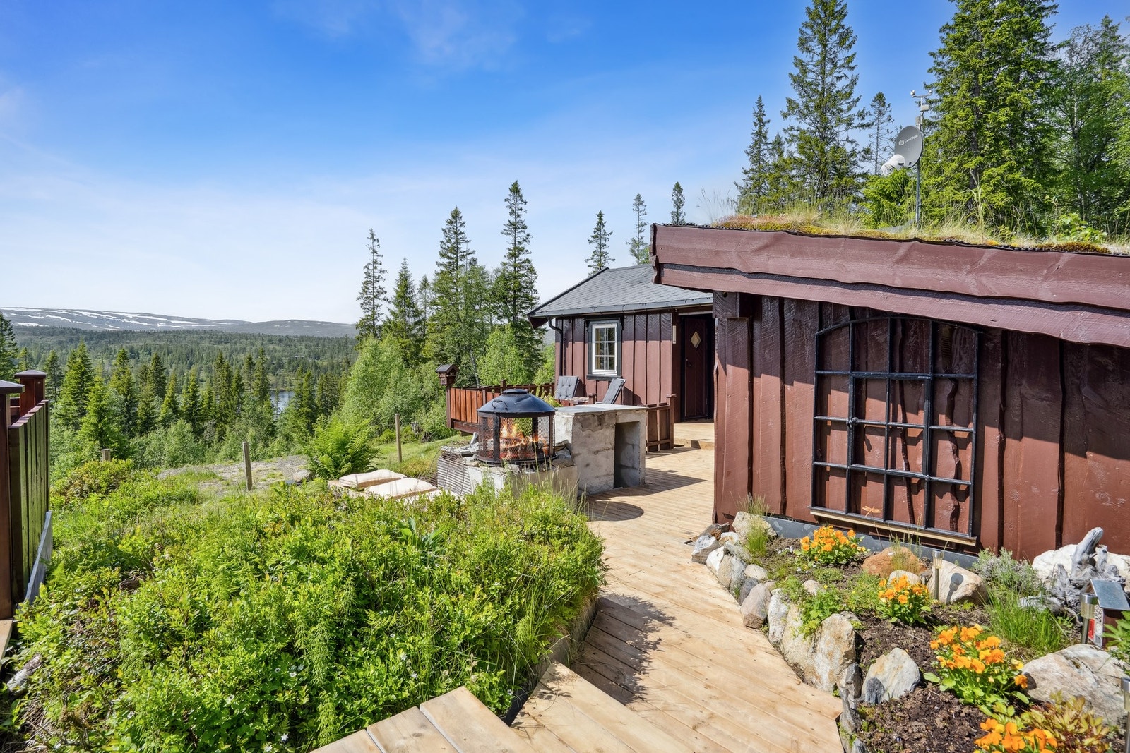 Fra verandaen har du en praktisk platting som fører deg rett til annekset. Galleribilde