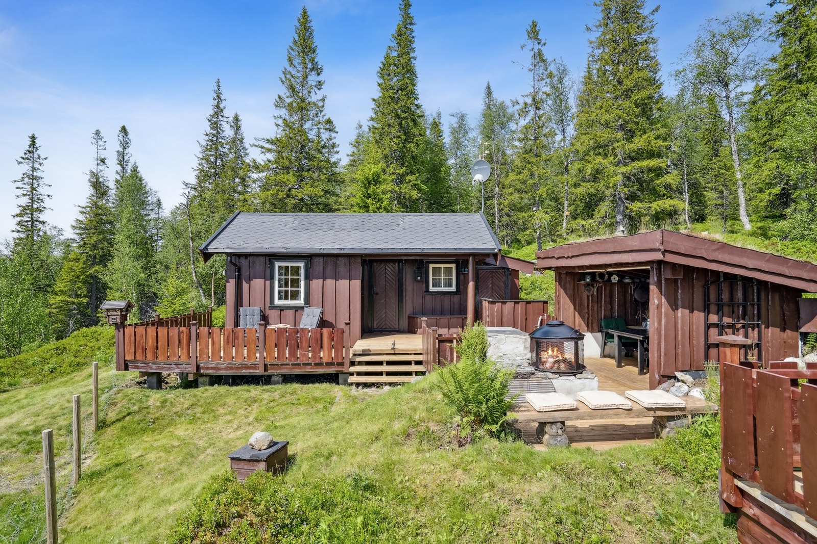 Hytten medfølger et koselig anneks som inneholder stue/soverom, soverom, utedo og en bod. Galleribilde