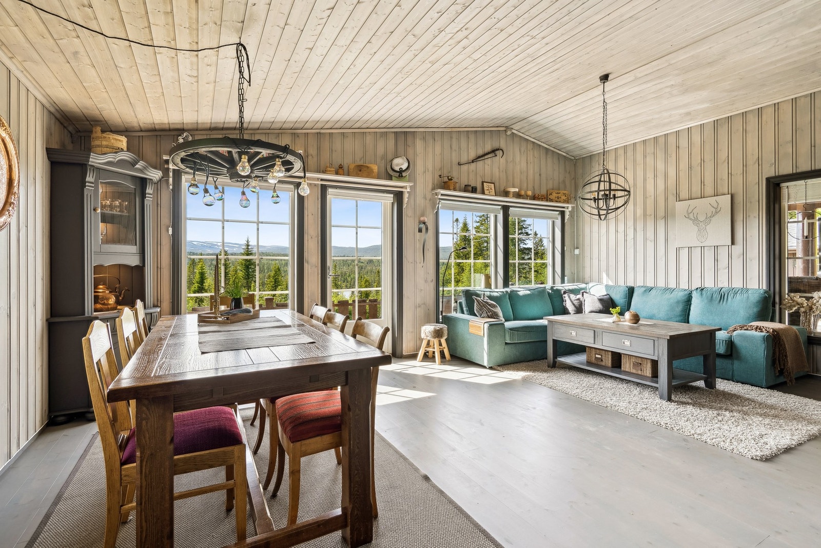 God takhøyde som gir en romsligere og luftig følelse i rommet. Galleribilde