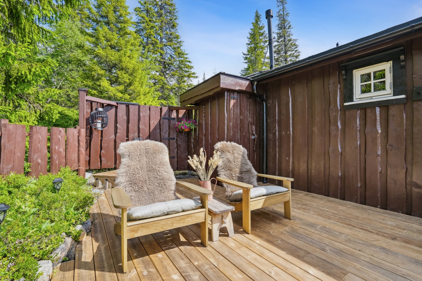 Her har du en praktisk utgang fra verandaen rett ut i naturen. Galleribilde