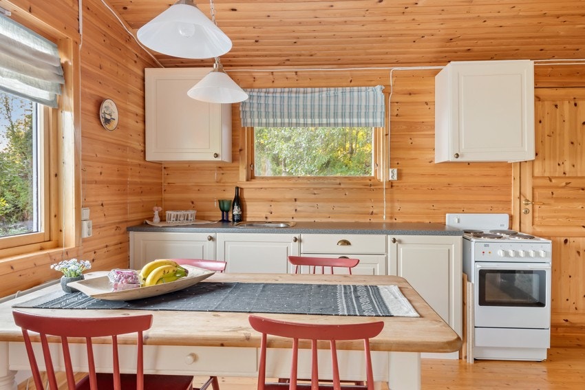 Ved kjøkkenet får du plass til spisegruppe, hvor du og gjestene dine kan nyte et bedre måltid. Galleribilde