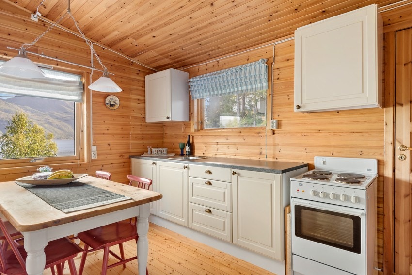 Med salget følger møbler, redskaper og diverse inventar i kjøkkenskap. Galleribilde