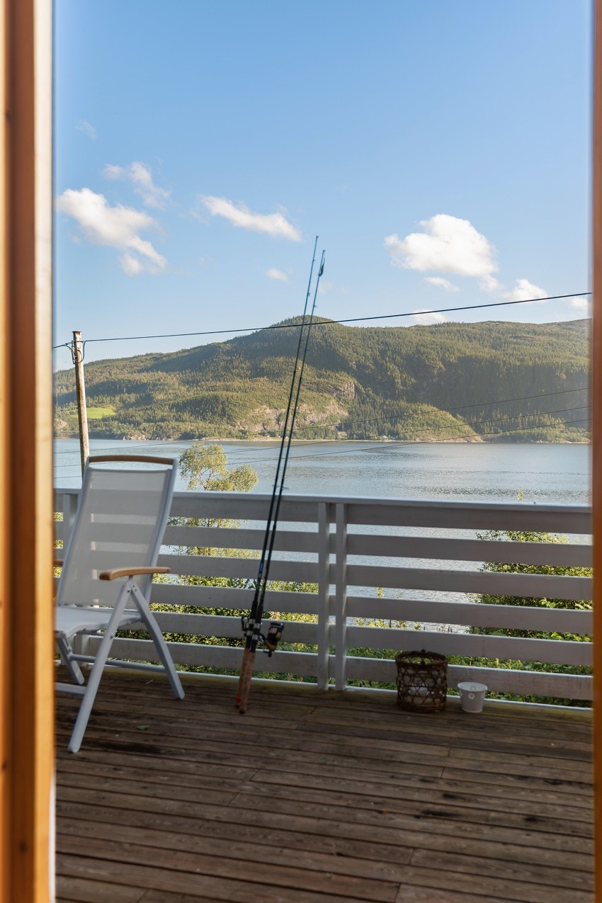 Her på verandaen kan du virkelig nyte den flotte utsikten eiendommen har å by på! Galleribilde