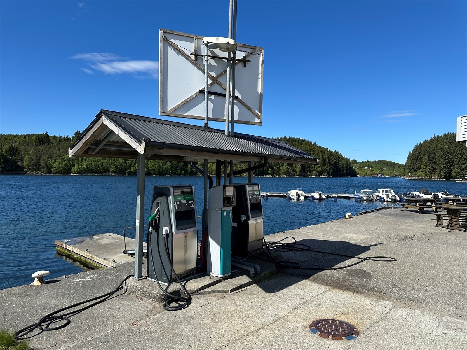 Bensinstasjon like ved Galleribilde