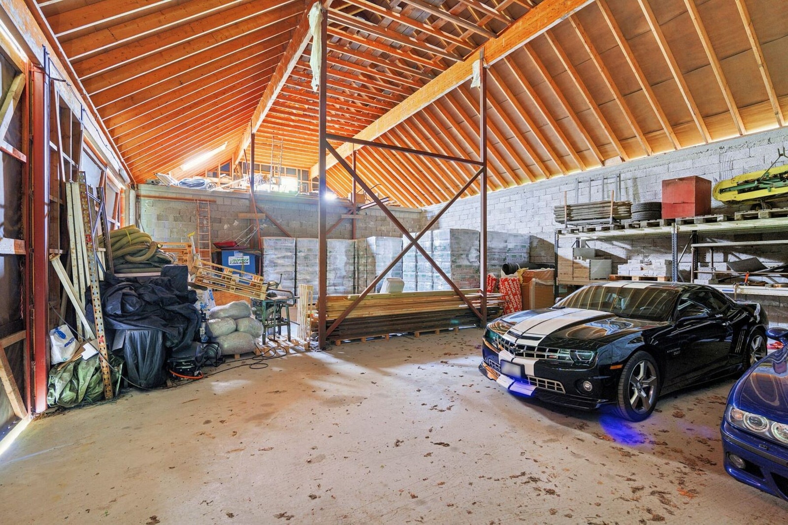 I låven er det rikelig med plass, enten du trenger oppbevaring til en prosjektbil, båt eller det man måtte ønske Galleribilde