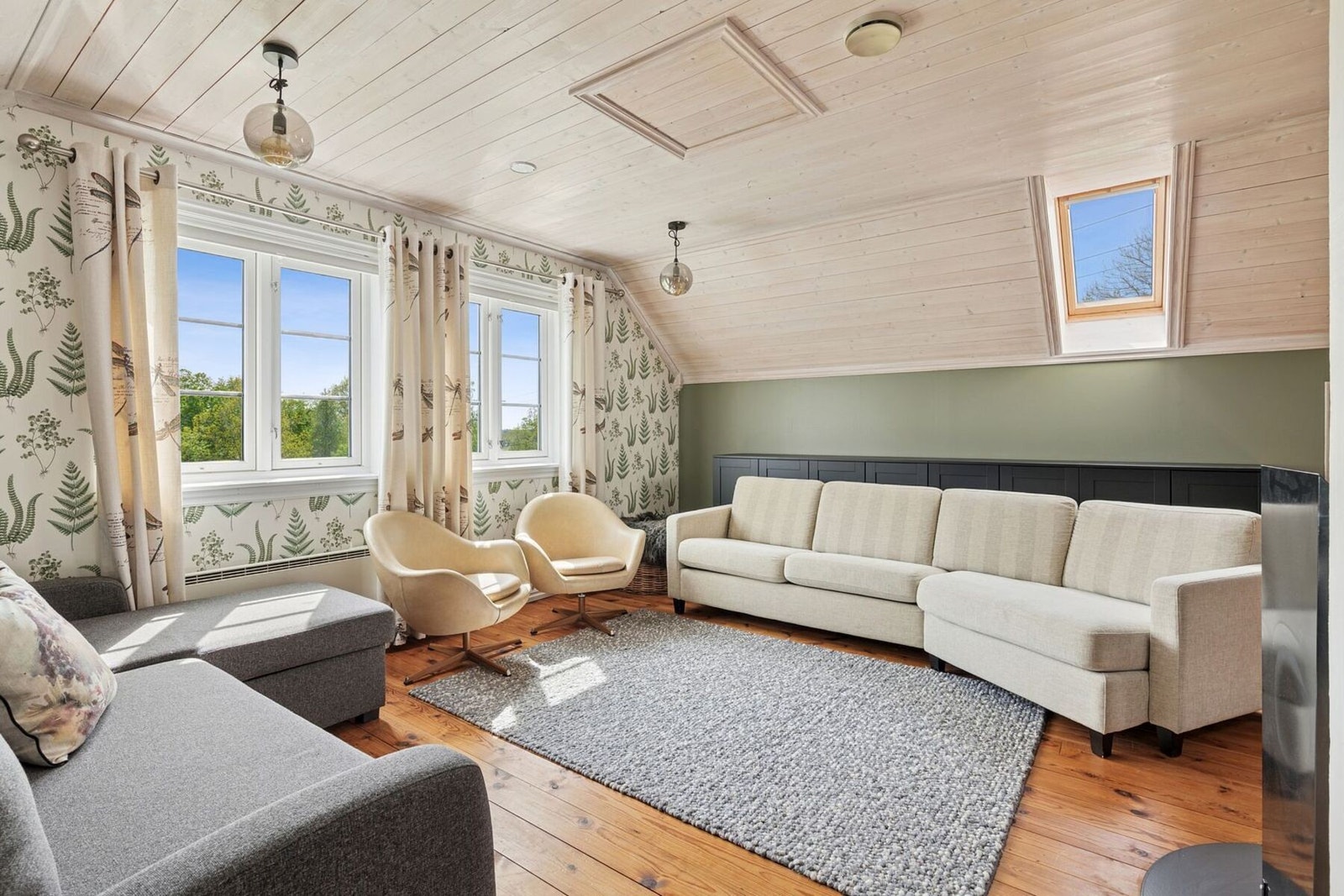 De store vinduene sørger for naturlig lysinnslipp Galleribilde