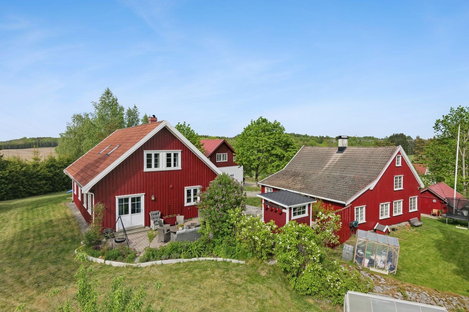 Lunt tunmiljø med idyllisk hage og gode muligheter Galleribilde