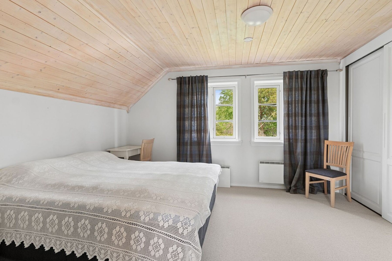 Romslig soverom i andre etasje med god oppbevaringsplass i skyvedørsgarderoben Galleribilde