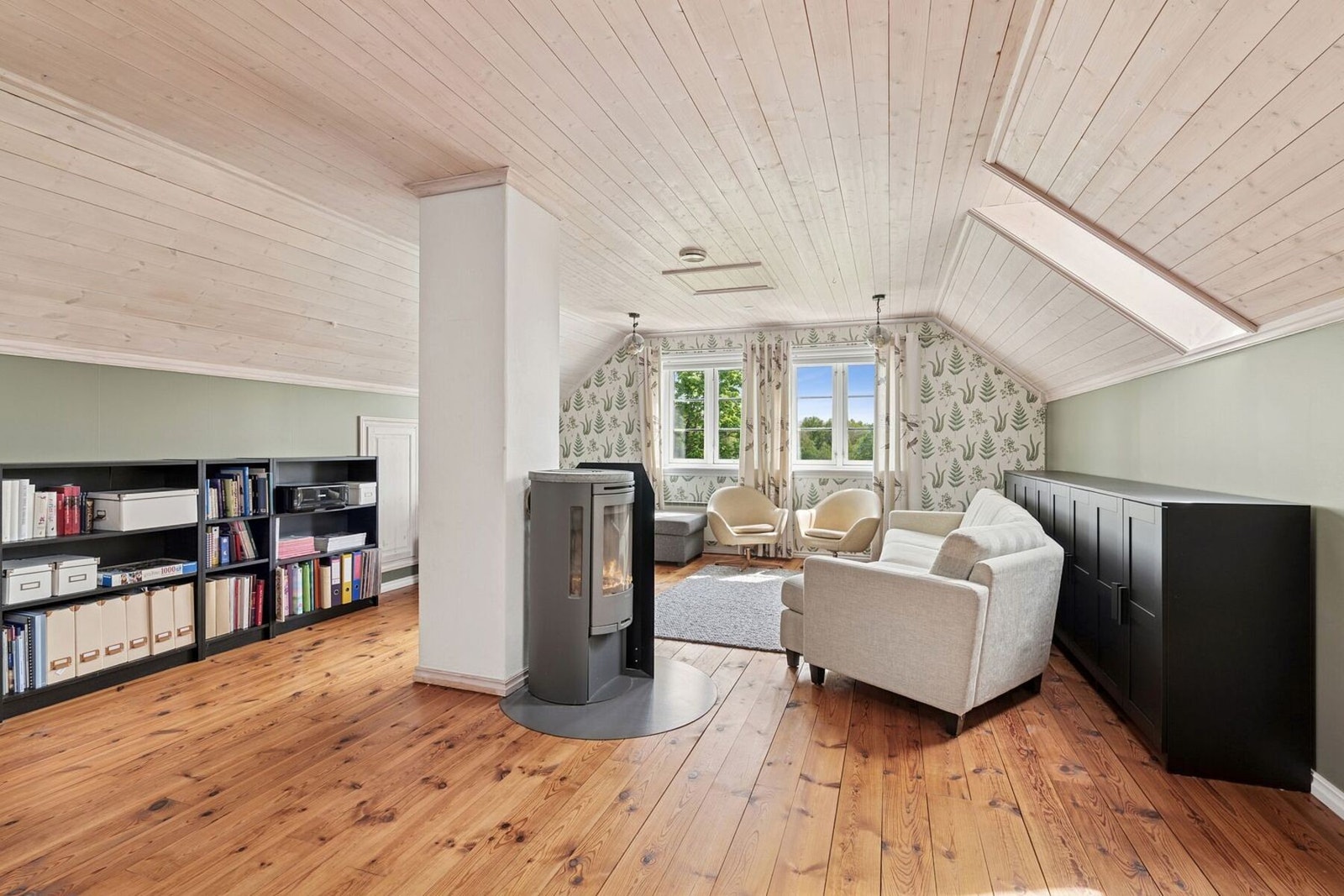 Denne loftstuen passer godt som ungdomsrom og peisen gir både varme og koselig preg Galleribilde