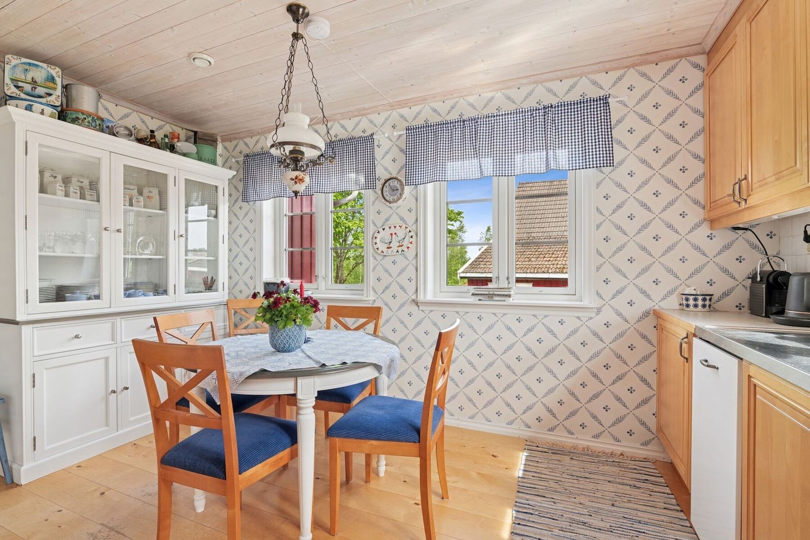 Kjøkken har gjennomført design og optimal arbeids- og oppbevaringsplass Galleribilde