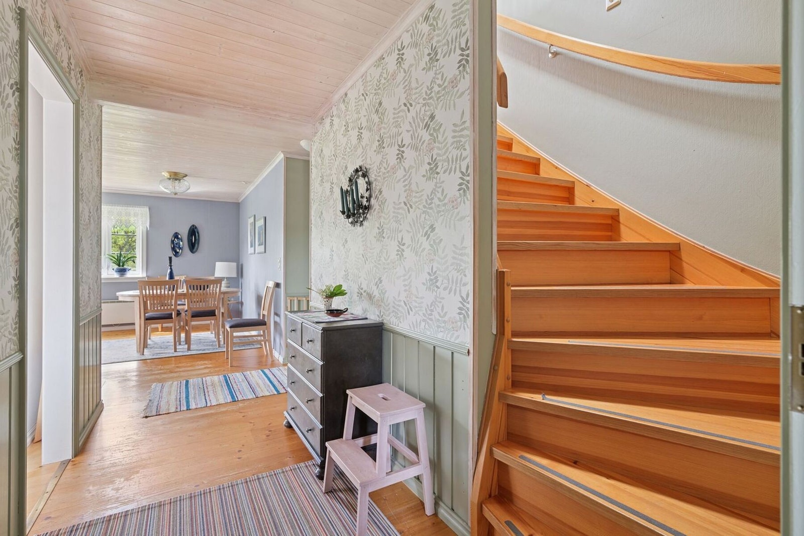 Den klassiske trappen er både vakker og praktisk plassert Galleribilde