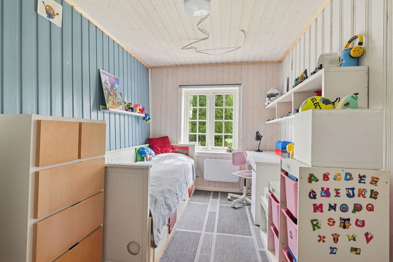 Soverom 3 brukes i dag som barnerom, men har en størrelse og utforming som gjør det godt egnet som både gjesterom og hjemmekontor Galleribilde