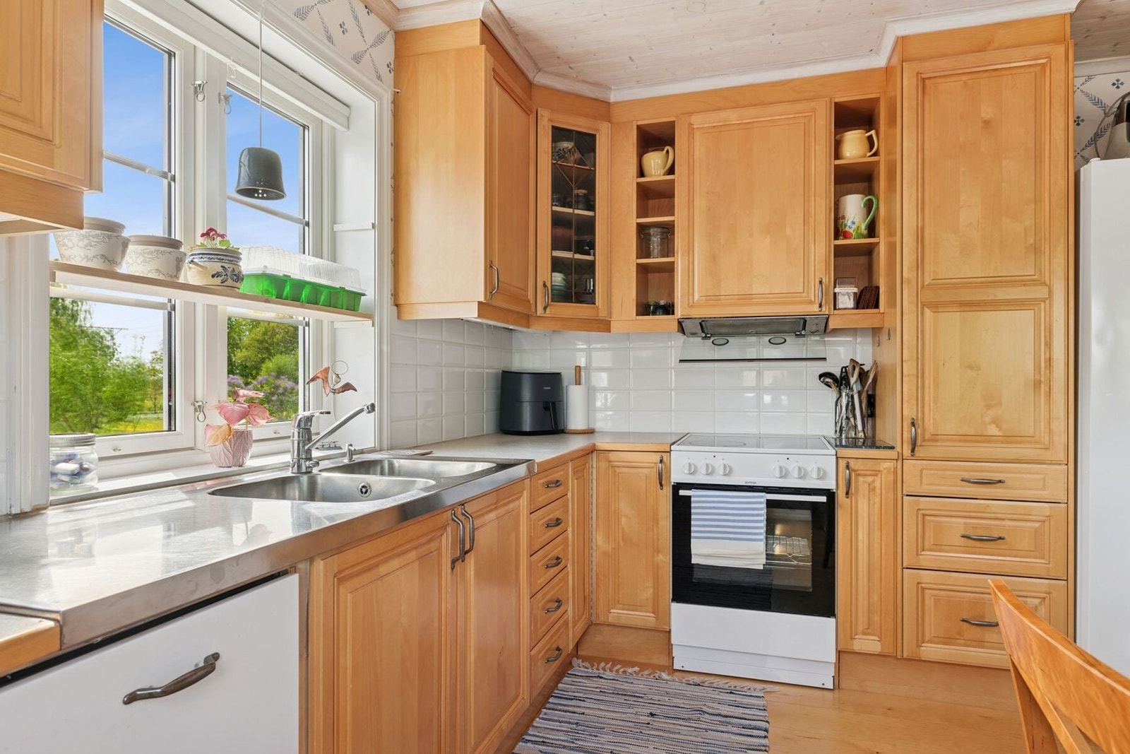 Et sjarmerende kjøkken med tradisjonelt preg og god plass til matlaging Galleribilde