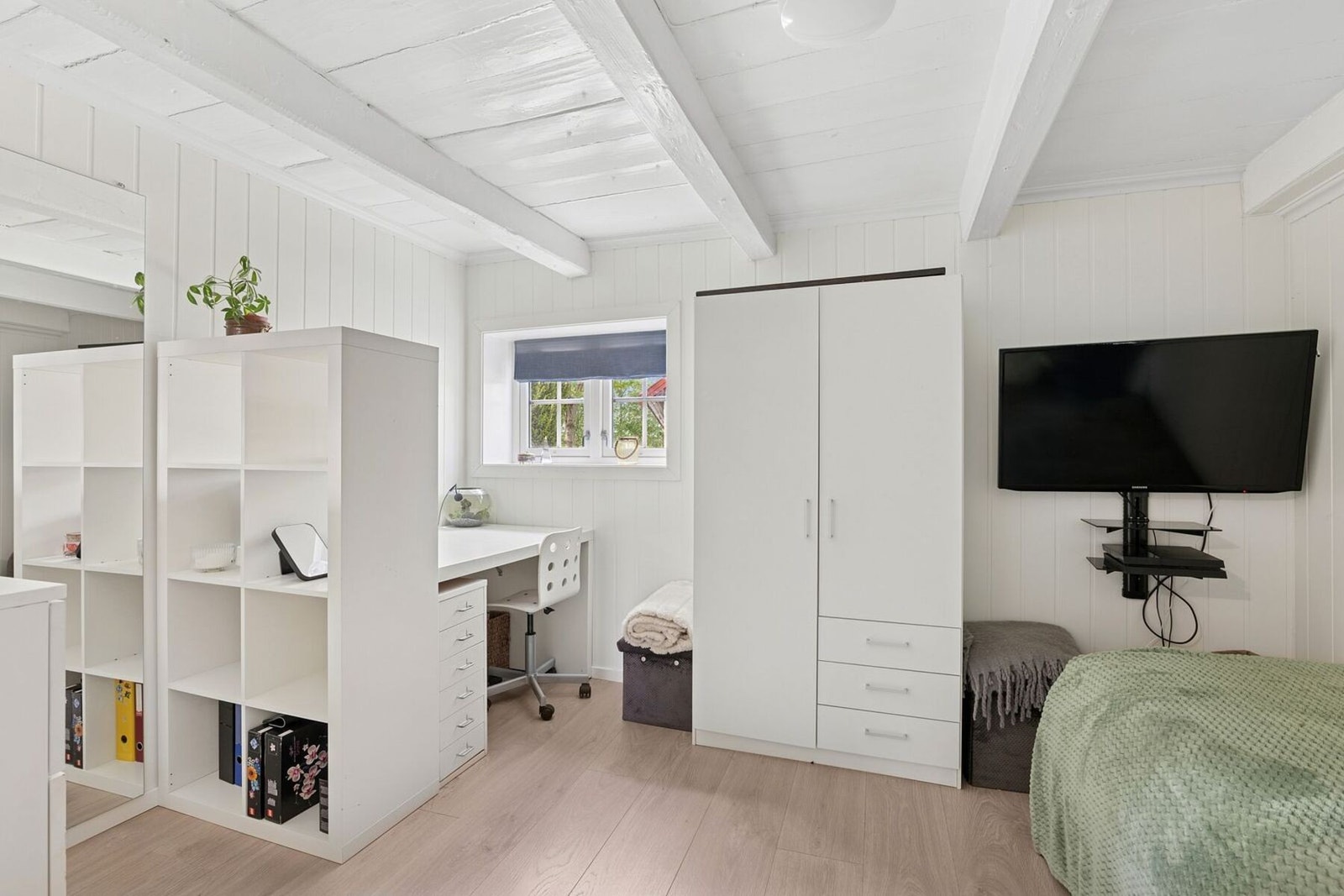 Soverom 2 har god oppbevaringsplass og egner seg godt som ungdomsrom Galleribilde
