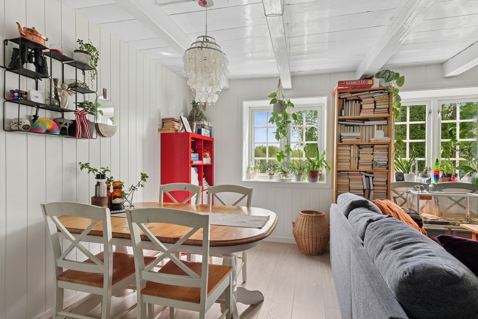 Stuen har store vindusflater som slipper inn rikelig med sollys Galleribilde