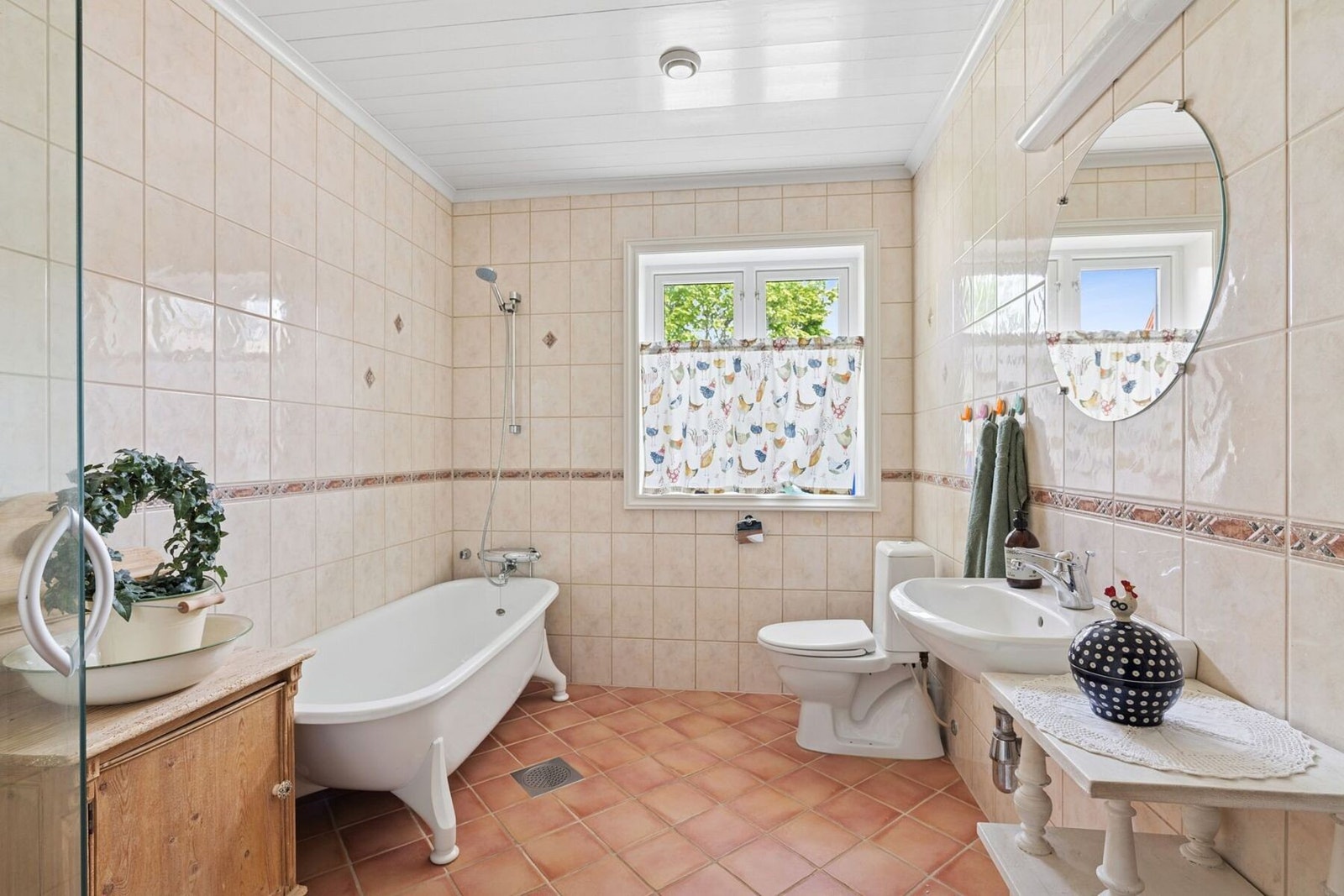 Badet har en stilren, klassisk utførelse som viderefører boligens helhetlige uttrykk Galleribilde