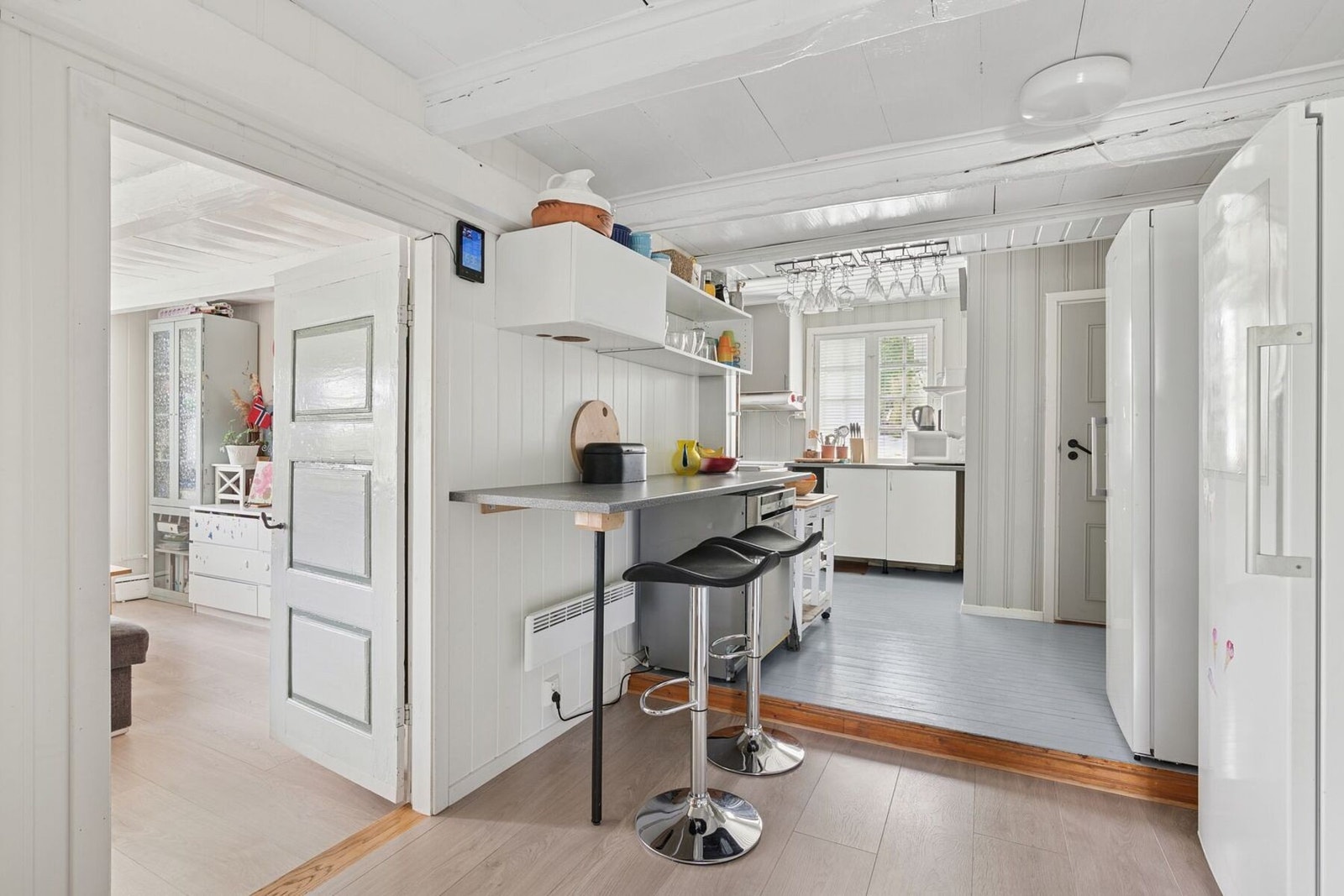 Med direkte tilgang til både stue og kjøkken, legger gangen til rette for en effektiv og smidig hverdag Galleribilde