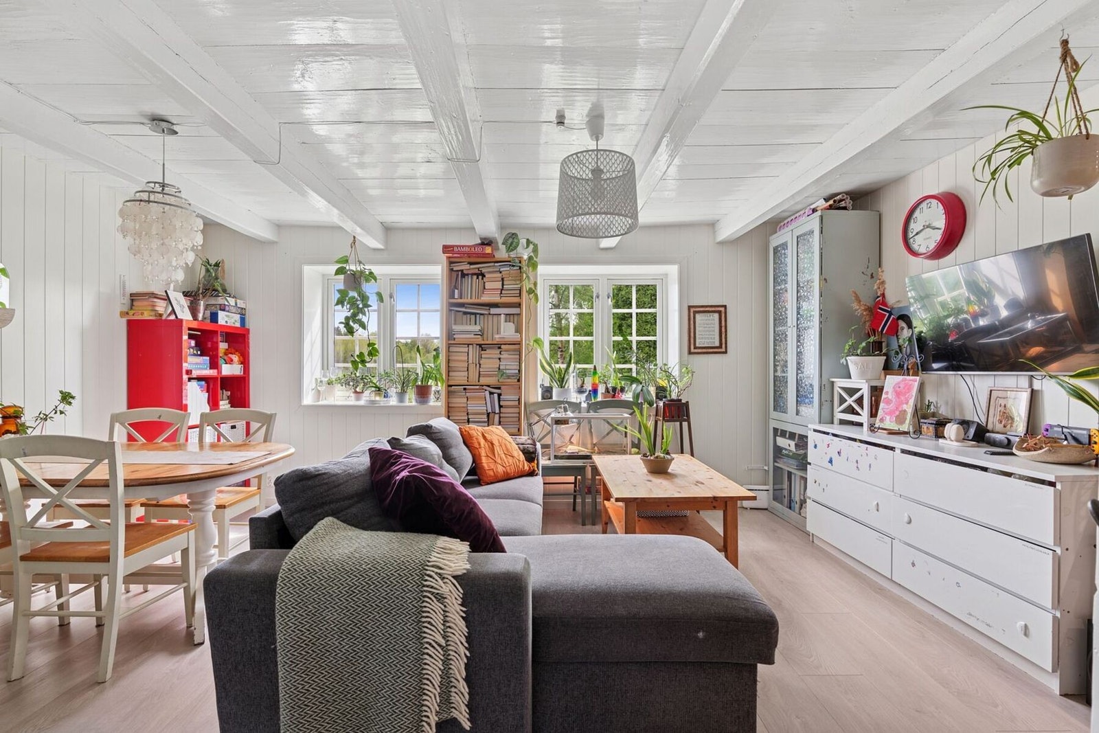 Stuen er gjennomtenkt med plass til oppbevaring av det man skulle ha behov for Galleribilde