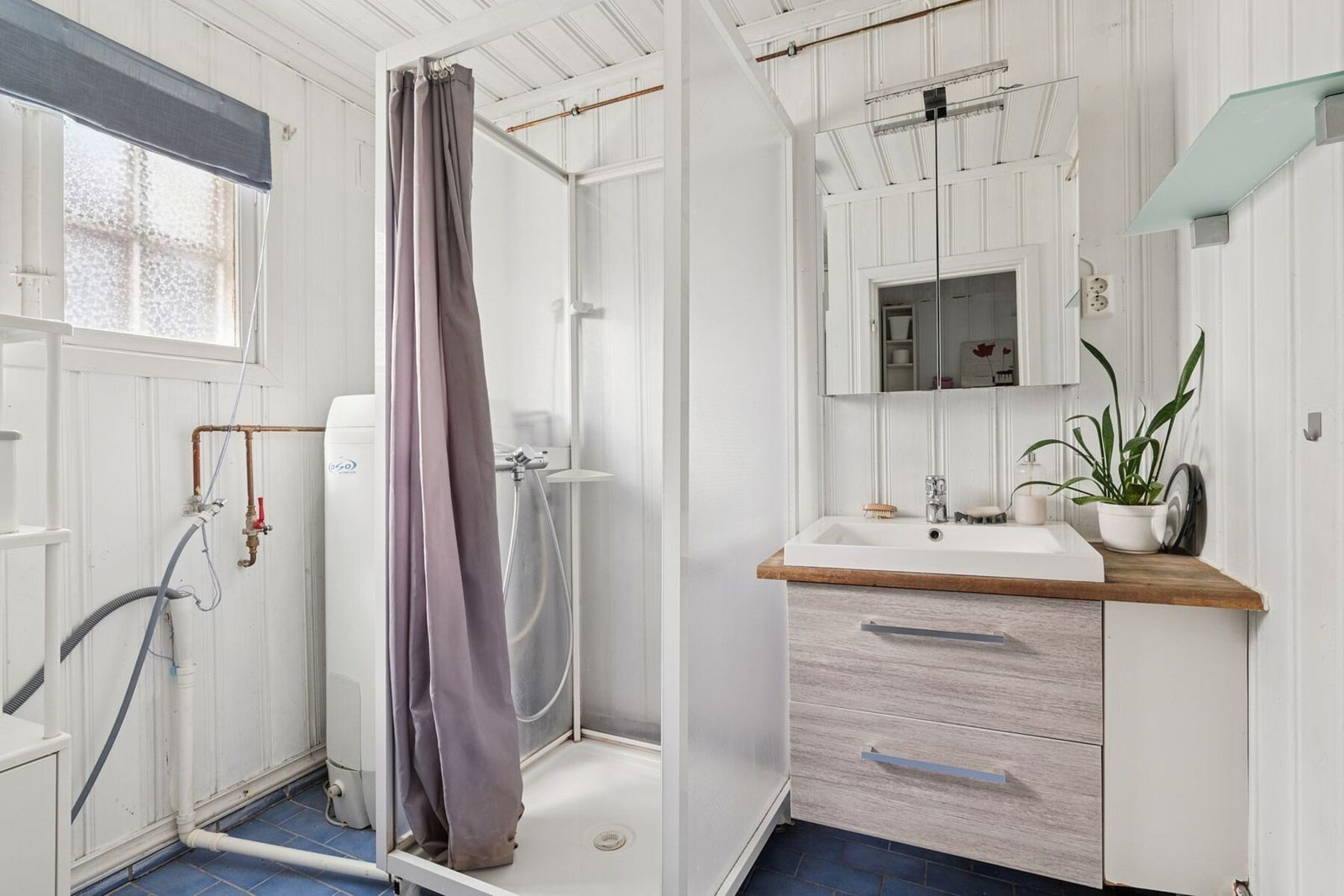 Lyst og funksjonelt baderom som er delvis oppgradert Galleribilde