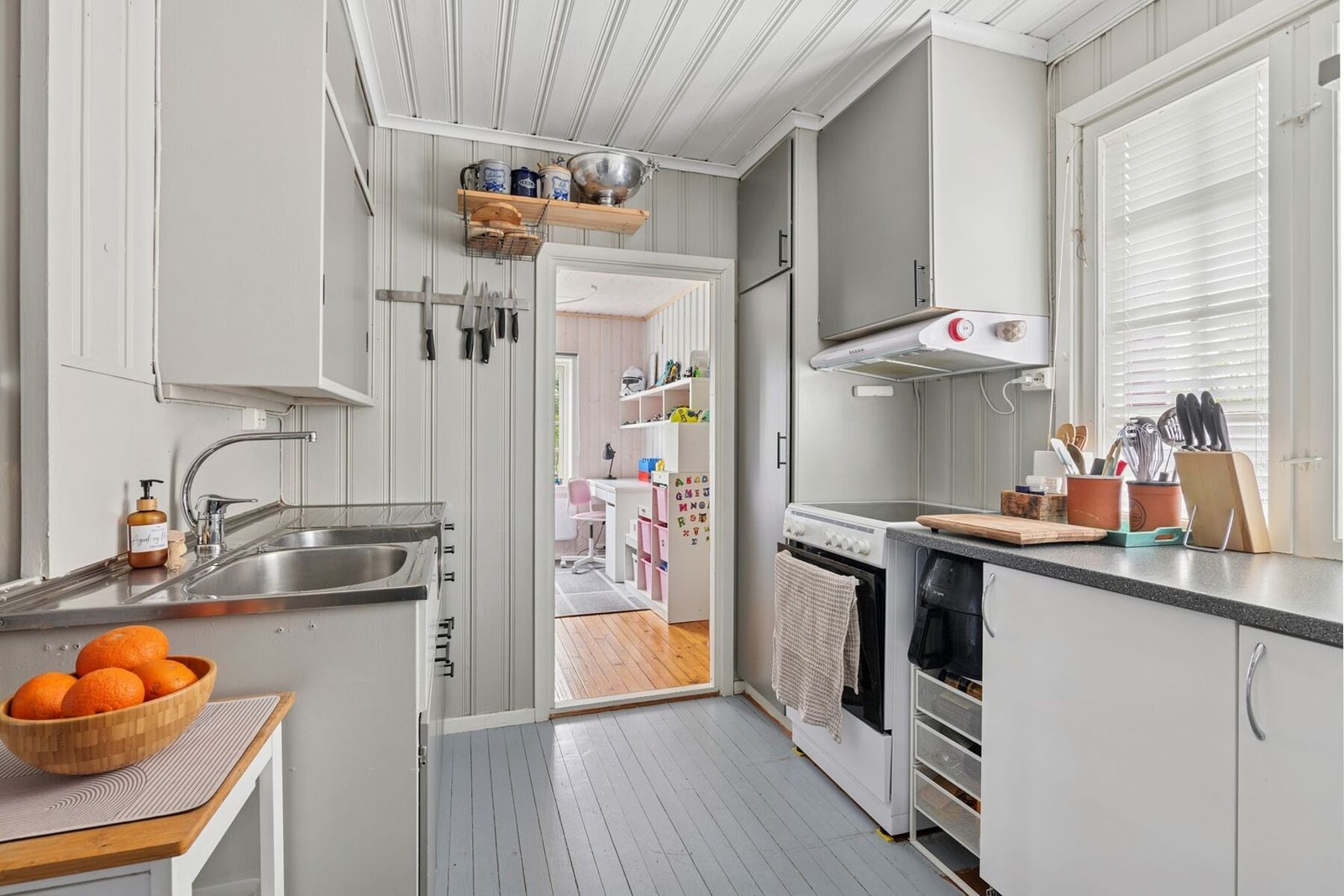 Kjøkkenet har et eldre uttrykk, men er funksjonelt og godt vedlikeholdt Galleribilde