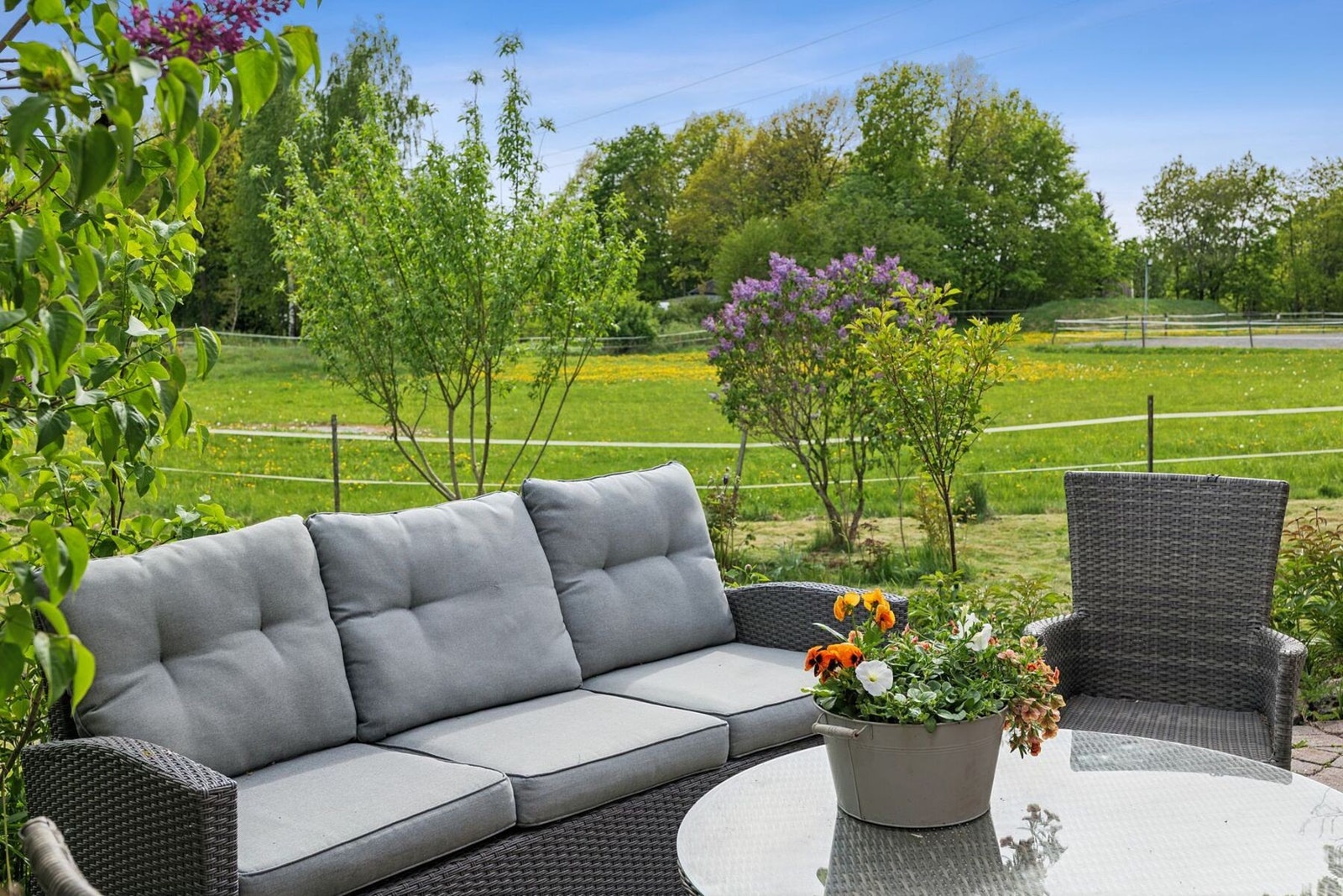 Her kan man nyte solens varme gjennom hele dagen, omringet av fantastiske grøntområder Galleribilde