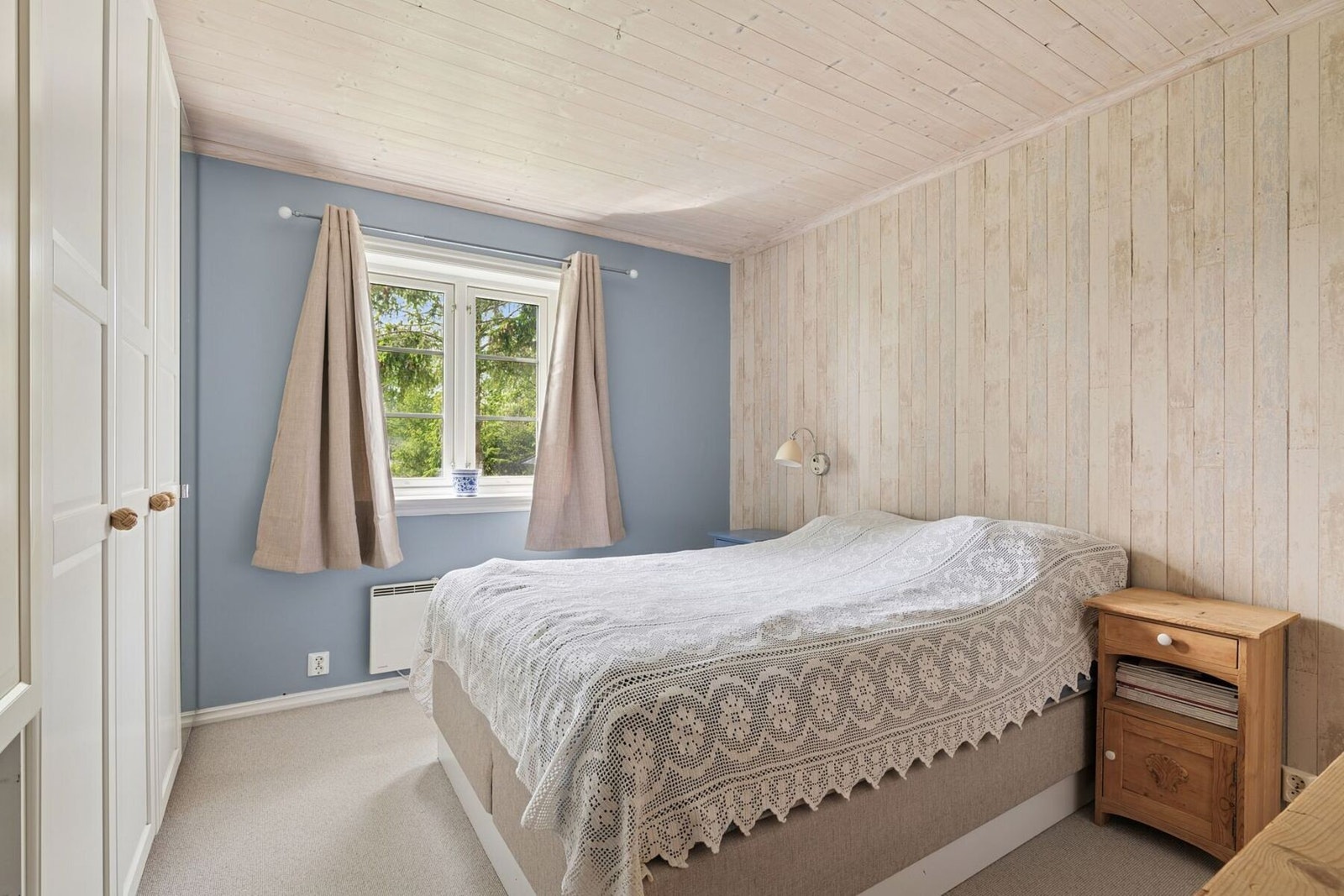 Hovedsoverom har mye naturlig lysinnslipp og generøst med skapplass Galleribilde