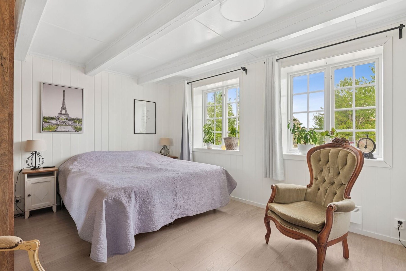 Hovedsoverommet er romslig og med store vindusflater som slipper inn rikelig med lys Galleribilde