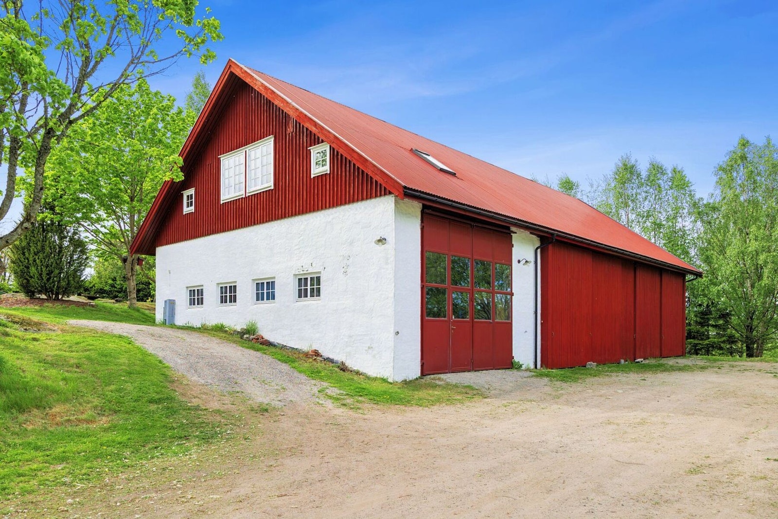 Tilhørende eiendommen har man også en låve som idag blir brukt som garasje/verksted Galleribilde