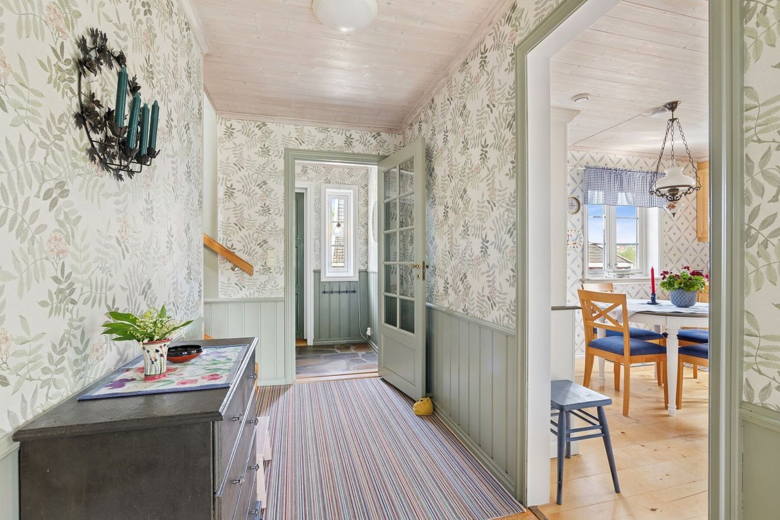 Gangen er gjennomført og lys med fine detaljer Galleribilde