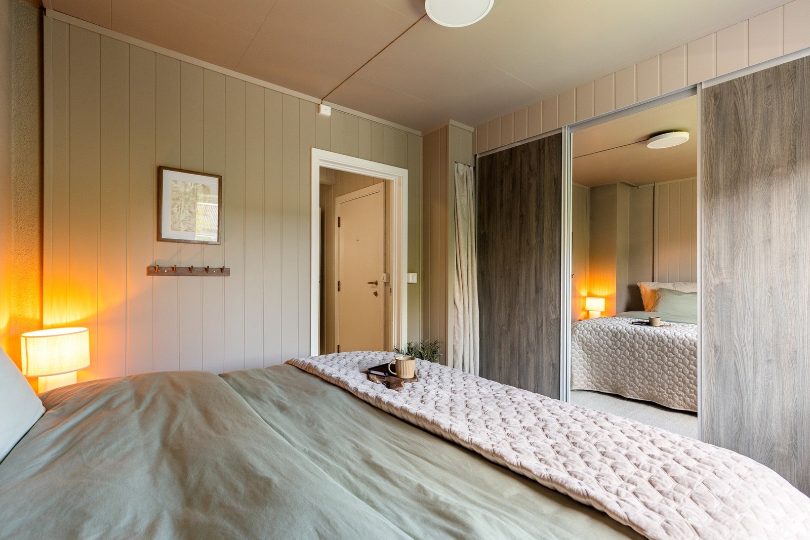 Stor skyvedørsgarderobe med gode oppbevaringsmuligheter Galleribilde