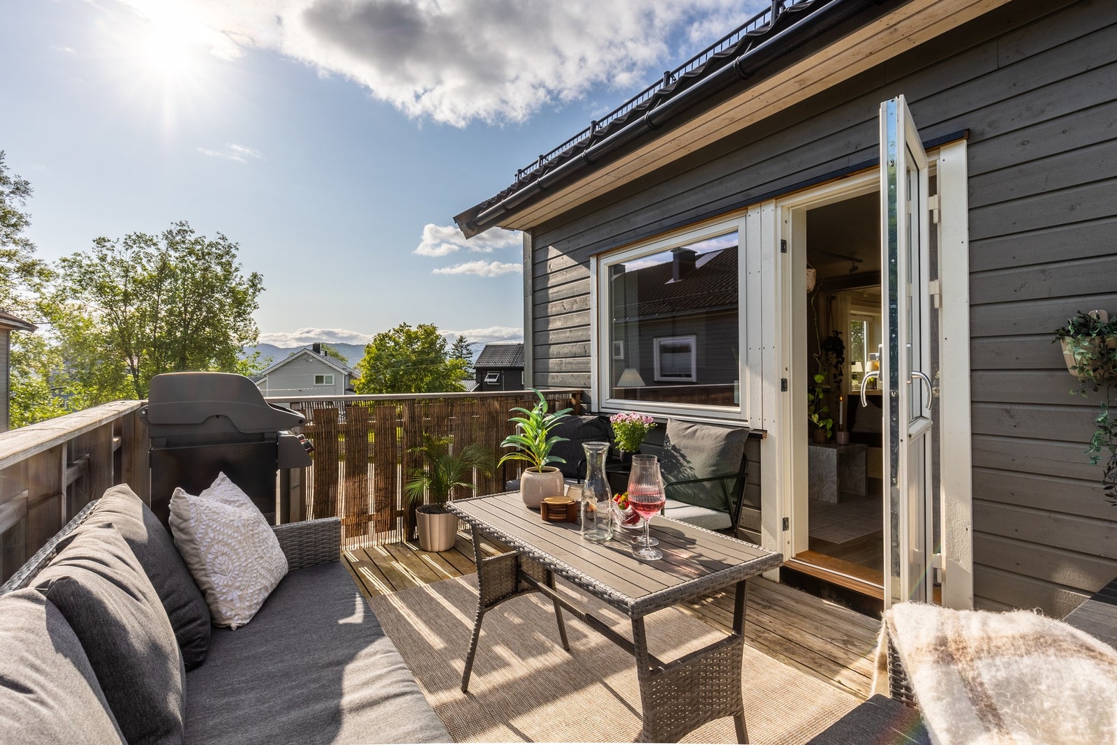 Balkongen er vendt slik at du kan nyte svært gode solforhold gjennom dagen fra tidlig på morgen ca. 8 til ca. 22 på kvelden på sommeren Galleribilde