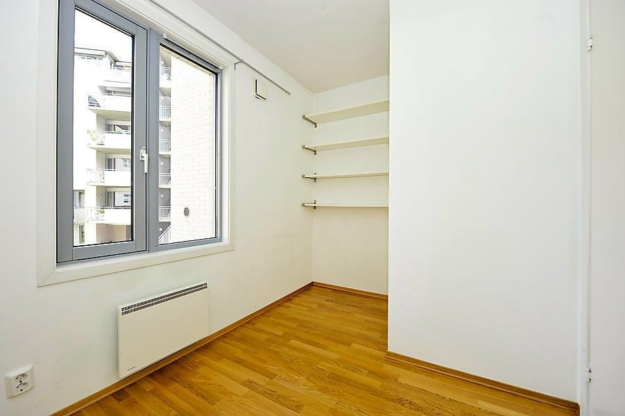 Soverom mot stille bakgård. Garderobe på begge soverommene. Galleribilde