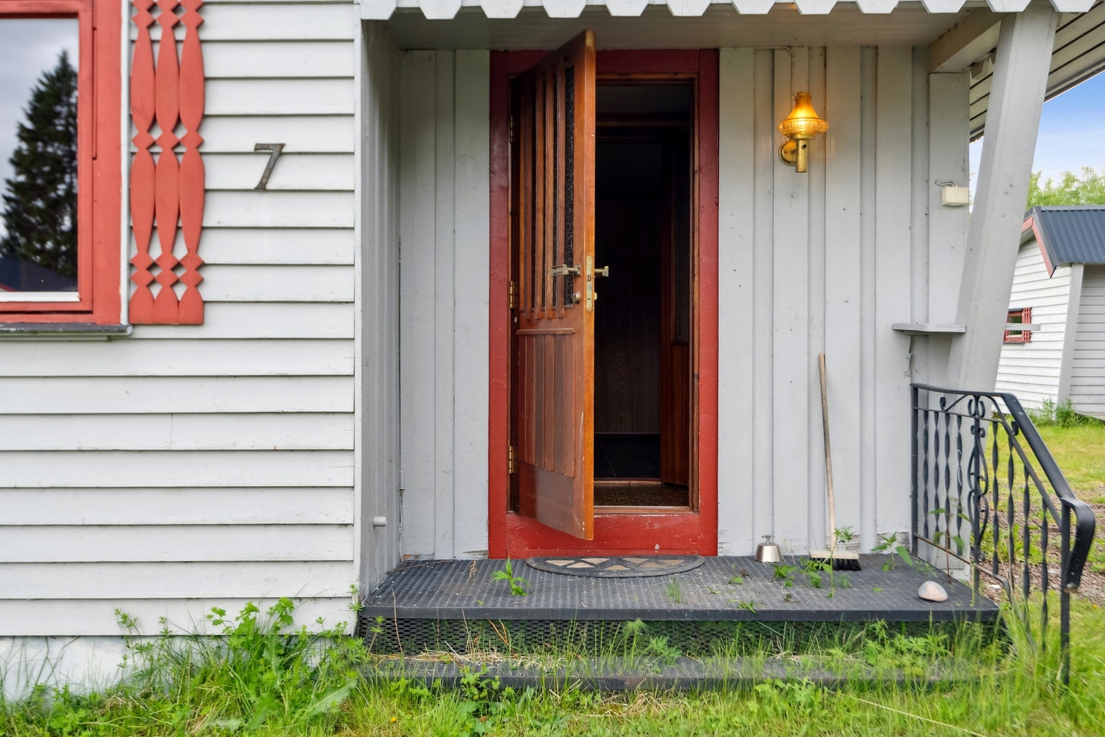 Delvis overbygd inngangsparti Galleribilde