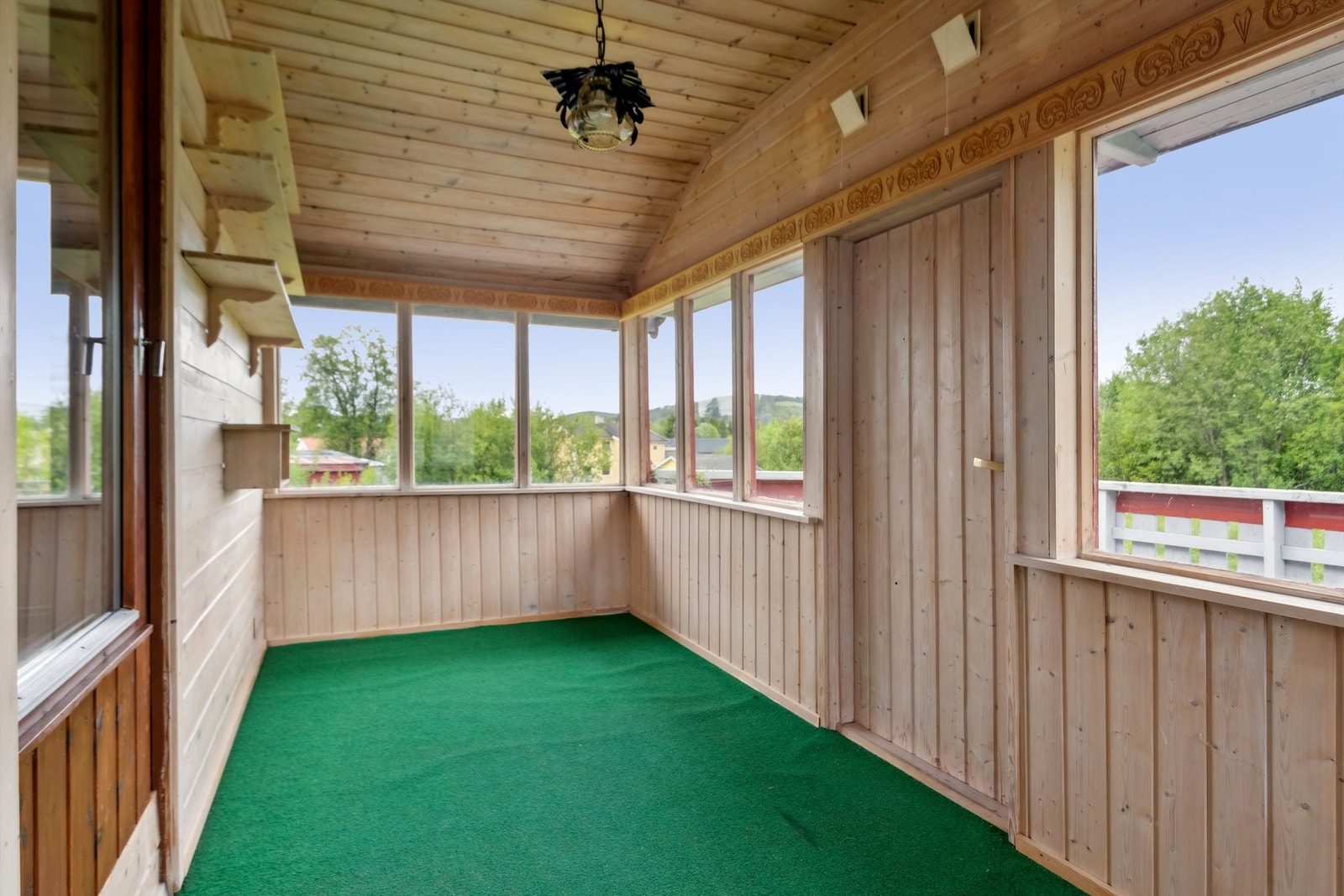 Innbygd veranda utenfor stua Galleribilde