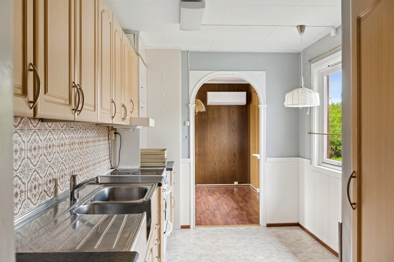 Kjøkkenet har godt med innredning og åpen løsning for hvitevarer Galleribilde