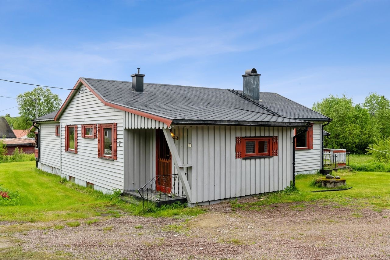 Eneboligen ligger sentralt på Tørberget med opparbeidet plen og noe beplantning Galleribilde