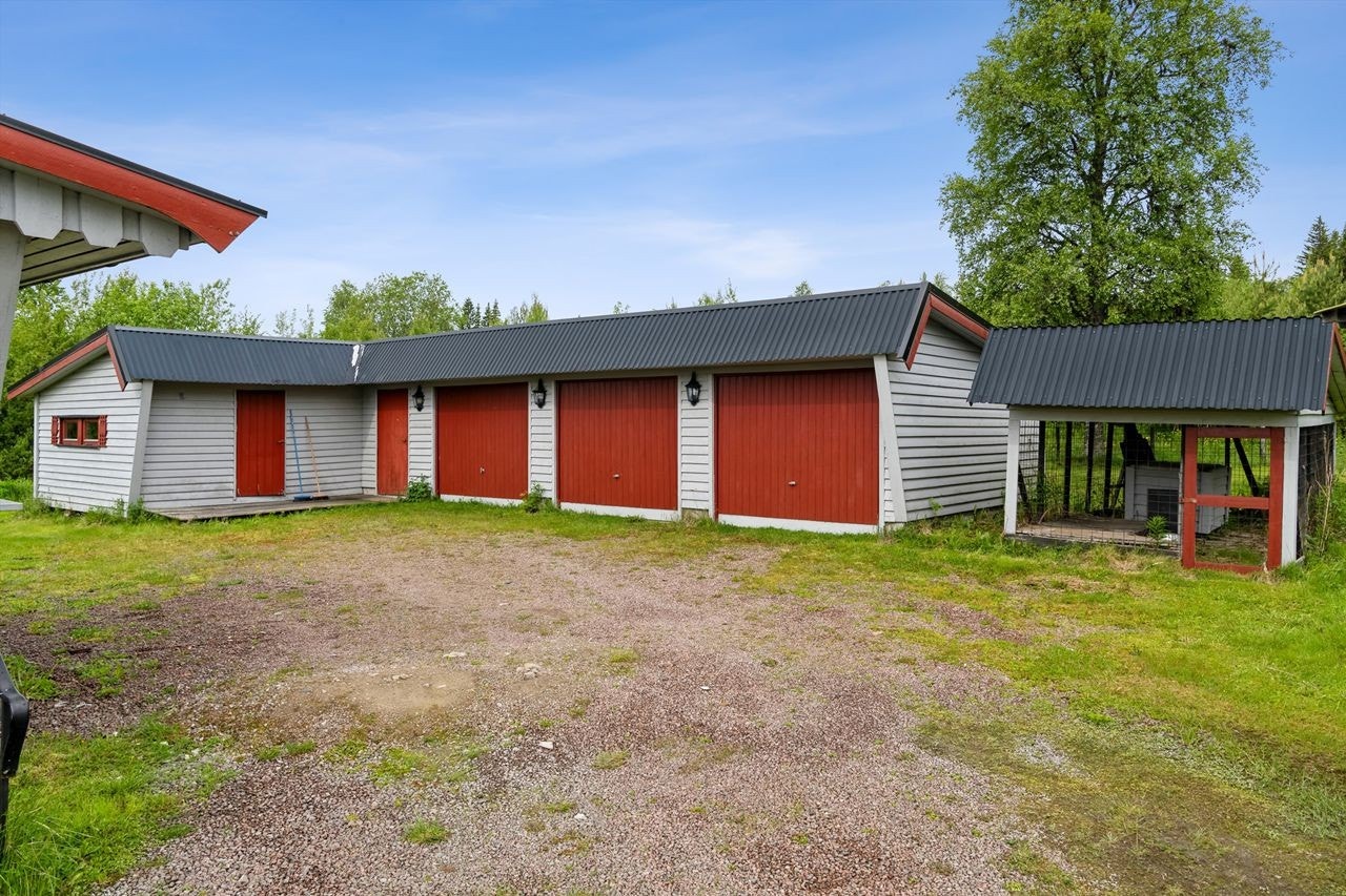Garasje med 3 garasjeløp, vedskåle, bod og en romslig isolert bod. Galleribilde