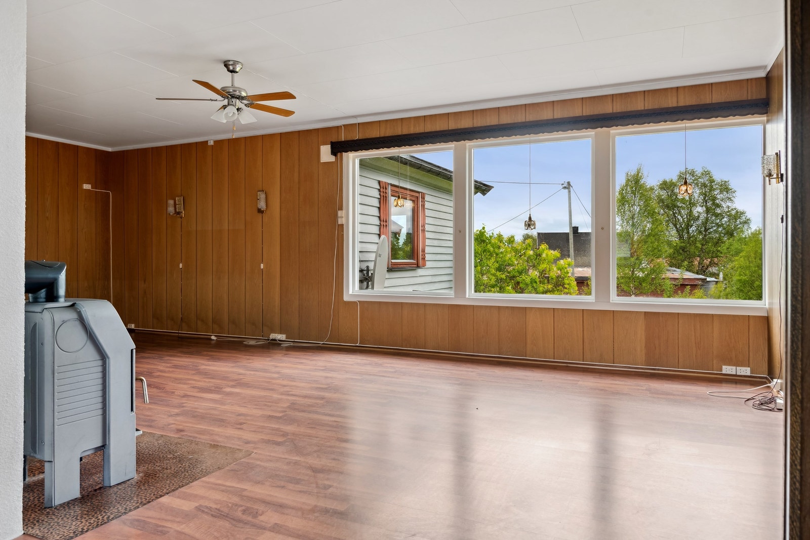 Stor stue med generøse vindusflater Galleribilde